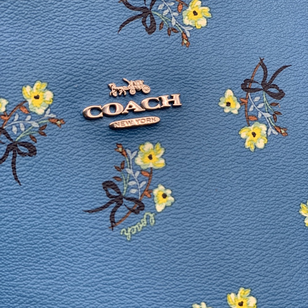 Coach City Tote & Wristlet Set With Floral Bow Print - Picture 11 of 12